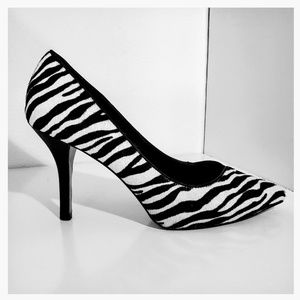 WHITE House BLACK House Zebra Heels sz7